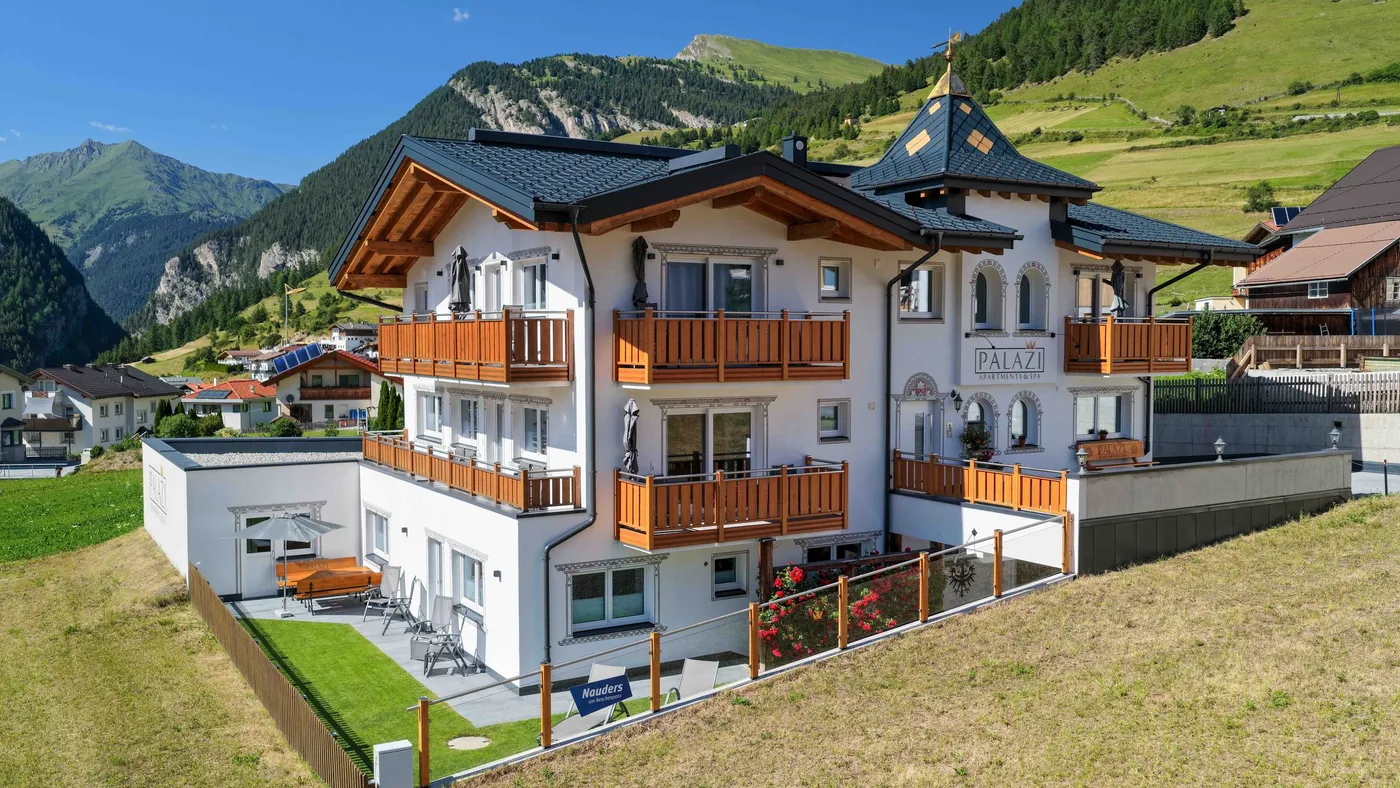 Palazi im Sommer – Außenansicht mit Bergpanorama